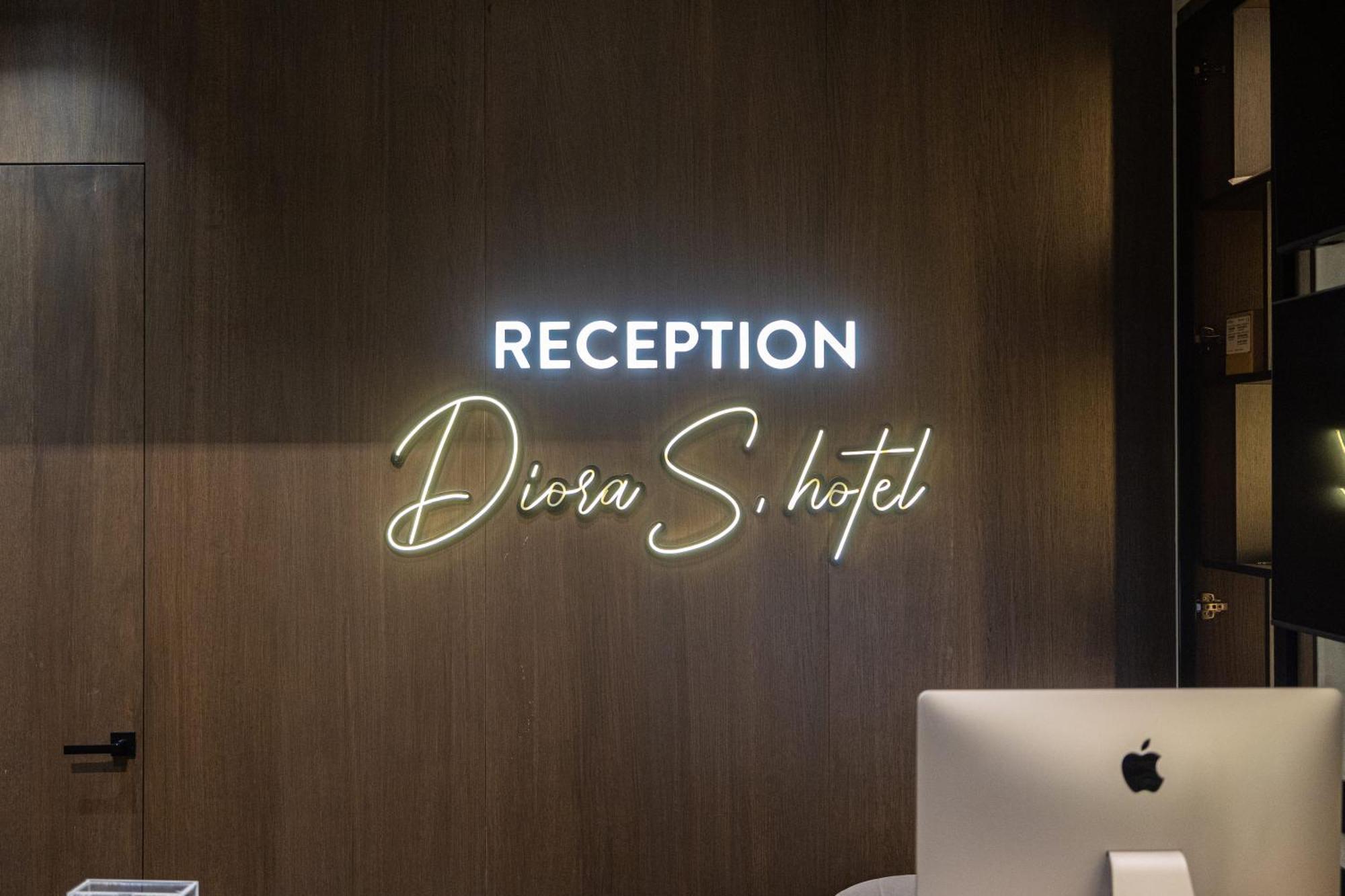 Diora's And Hotel Vlore